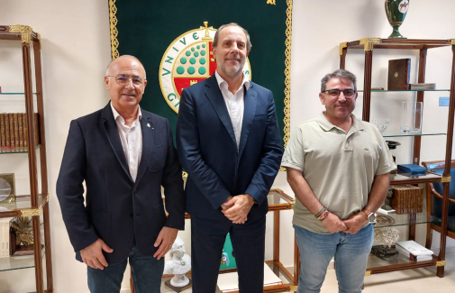 El Rector de la UJA, en el centro, con los representantes del Jaén Paraíso Interior Fútbol Sala.