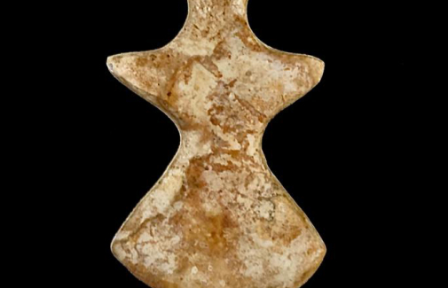 Imagen del ídolo cruciforme Calcolítico hallado en la Cueva del Nacimiento del Rio Cuadros de Bedmar.