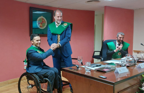 El Rector Nicolás Ruiz impone la beca al conferenciante Francisco Salinas.