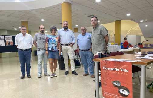 Representantes del Vicerrectorado Sostenible y Saludable de la UJA y de la Hermandad de Donantes de Sangre de Jaén.