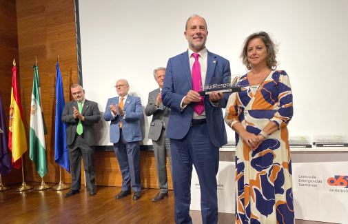 El Rector de la UJA recoge el reconocimiento de manos de la consejera Catalina García.