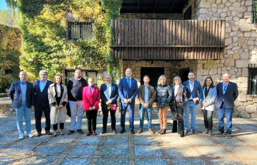 El Rector, en el centro, junto a los alcaldes de Cazorla y La Iruela, y los miembros del Equipo de Dirección de la UJA.