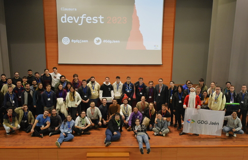 Foto de familia con participantes en Devfest 2023.