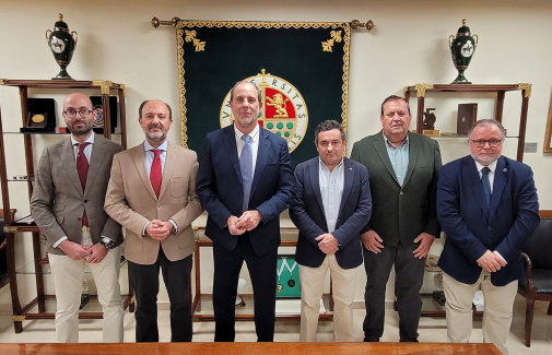 El Rector de la UJA, con los miembros de la junta directiva de la Unión Profesional de Jaén.