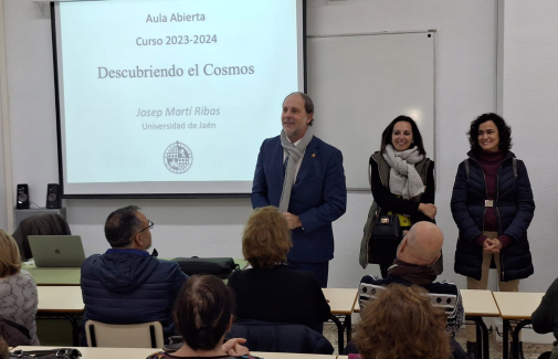 El Rector de la UJA da la bienvenida al alumnado de Aula Abierta en Linares.
