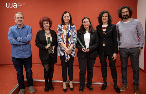 Representantes del Vicerrectorado de Cultura y jurado, con las ganadoras.