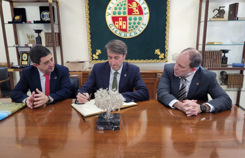 Jaime Lillo firma en el libro de rúbricas de la UJA, junto al Rector y el presidente de la Diputación.