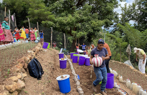 Instalación de la patente en huertos comunitarios de Quebracho (Camotán, Guatemala).