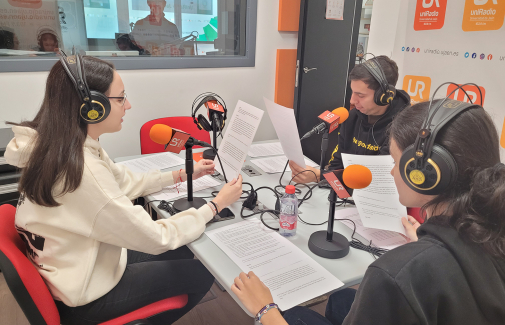Emisión de un programa en los estudios de UniRadio Jaén.