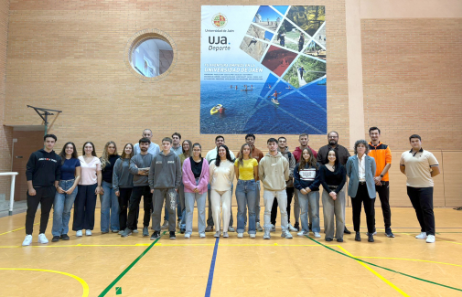 Foto de familia con los deportistas PADUAN de la UJA del curso 2025/2026.