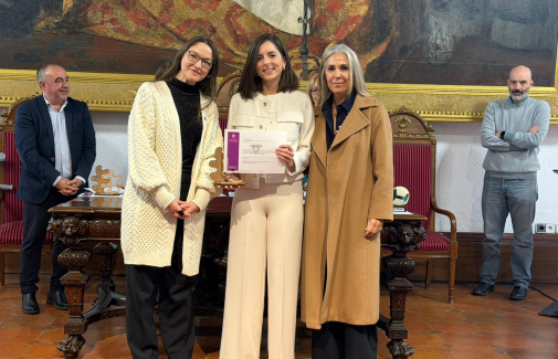 Entrega del reconocimiento a Laura Villanueva