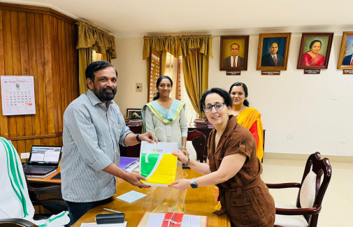La profesora Rabia M'Rabet con el Rector  y otras autoridades de la  Cochin University of Science and Technology (India)