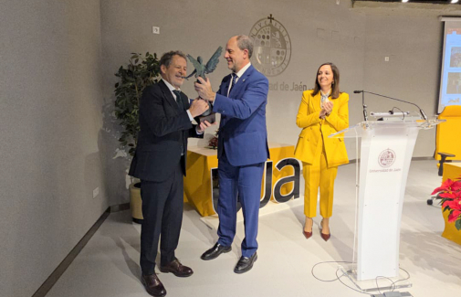 El Rector hace entrega del galardón a José Ángel Cabrera.
