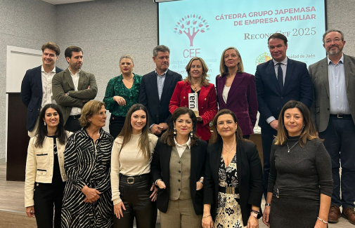 La homenajeada, con responsables de la cátedra y profesorado de la misma, y otros responsables institucionales.