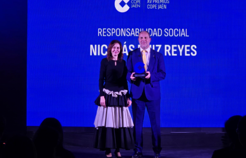 Nicolás Ruiz recibe el galardón de manos de la directora de COPE Jaén, Águeda Argueda.