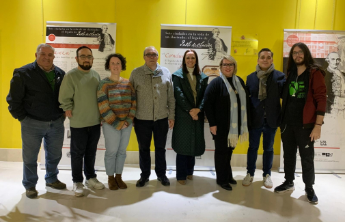 La vicerrectora de Cultura, Marta Torres, con uno de los comisarios, Fran Pérez, la alcaldesa del municipio, Estela Palacios, el cronista de la localidad, Victoriano Muñoz, y miembros de la Corporación.