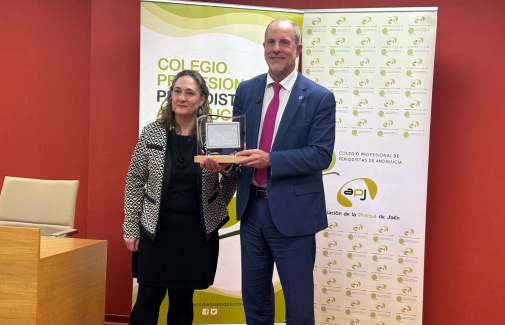El Rector de la UJA, junto con la presidenta de la Asociación de la Prensa de Jaén, Ana Sola.