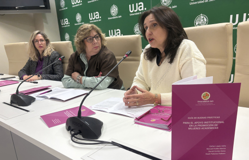 Esther López, Pilar Fernández y Nieves Moyano, en la presentación de la guía.