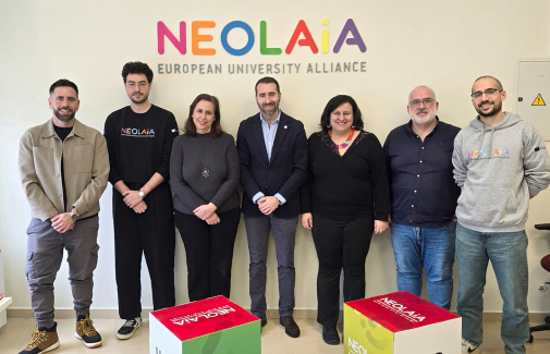 El vicerrector de Internacionalización, en el centro, junto a la directora de Secretariado de Universidades Europeas y el equipo de la Oficina NEOLAiA