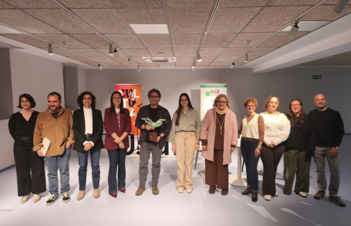 El ganador, junto a miembros del jurado y asistentes al acto