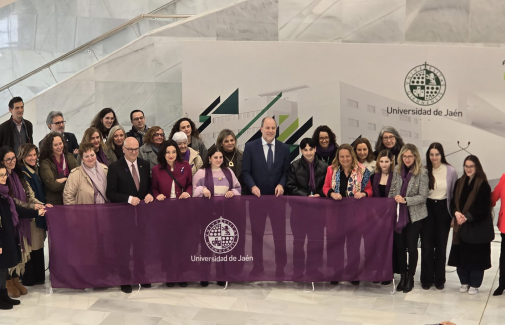 Foto de familia con miembros de la UJA y otros representantes institucionales.