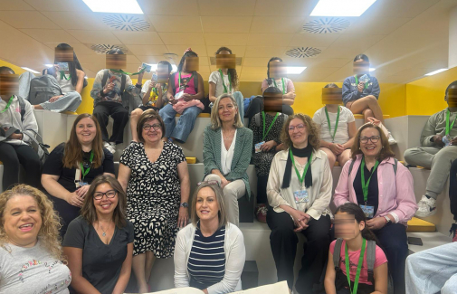 Organizadoras y escolares participantes, en el CRAI de la Biblioteca de la UJA.