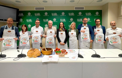 Foto de familia con representantes de la UJA, 'El Dornillo' y de las entidades colaboradoras.