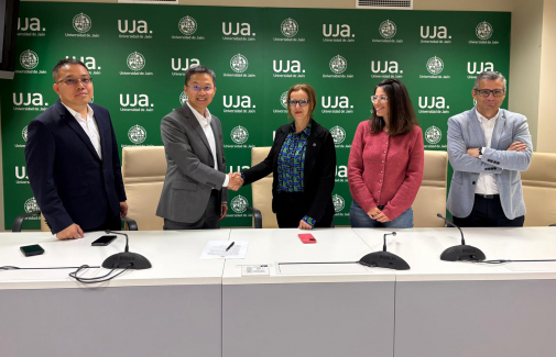 Acuerdo para que va a permitir la realización de prácticas de estudiantado de la UJA en el sector de la automoción eléctrica.