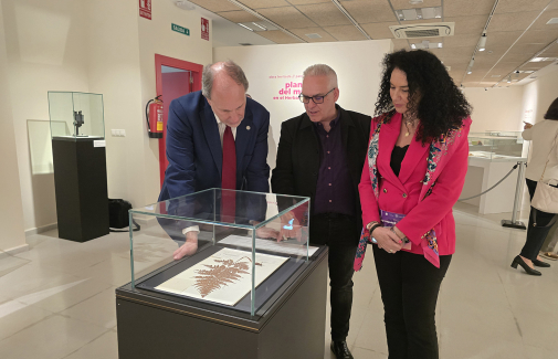Nicolás Ruiz, Carlos Salazar e Isabel Azañón, observando uno de los documentos expuestos.