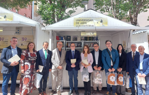 Autoridades, en la caseta de la Universidad de Jaén en la 39ª edición de la Feria del Libro.