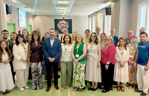 Foto de familia con representantes institucionales y profesorado participante de 8 universidades NEOLAiA.