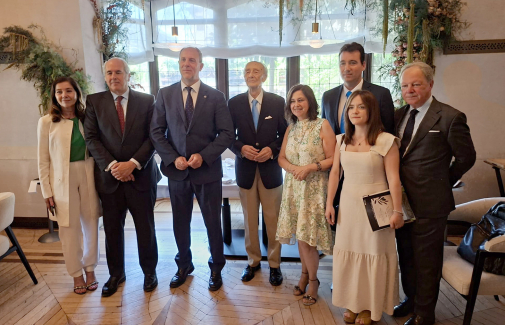 Foto de familia con el Rector, responsables de Castillo de la compañía oleícola e investigadores galardonados con el VIII Premio Castillo de Canena.