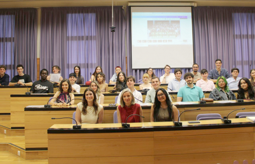 La vicerrectora Mª Teresa Pérez, junto a integrantes que participaron en el acto de cierre del curso del Aula de Debate.