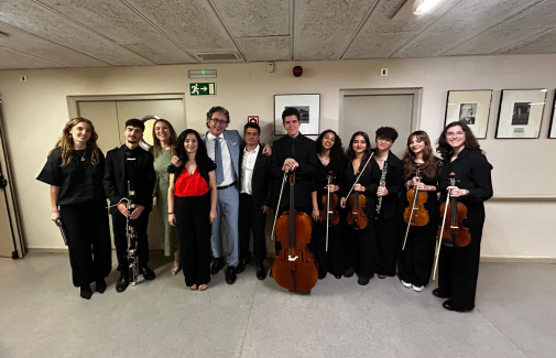 Músicos de la Orquesta de la UJA participantes en el concierto, con profesorado de la UJA.