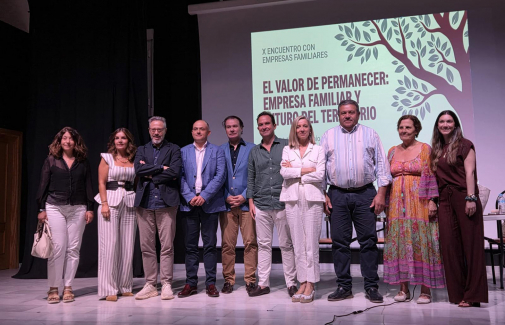 Foto de familia con representantes de la UJA, del Ayuntamiento de Castellar, de la Cátedra de Empresa Familiar y de las empresas participantes.
