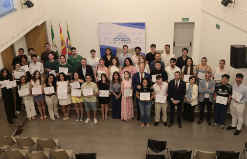 Acto de entrega de las becas celebrado en el Auditorio de la Juventud de Linares.