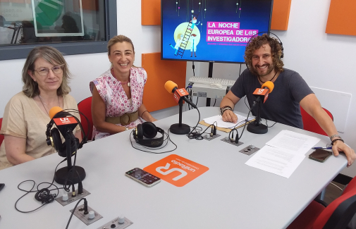 El director de UniRadio Jaén, Julio Ángel Olivares, con las investigadores Mª de la Villa Carpio y Lourdes Espinosa.