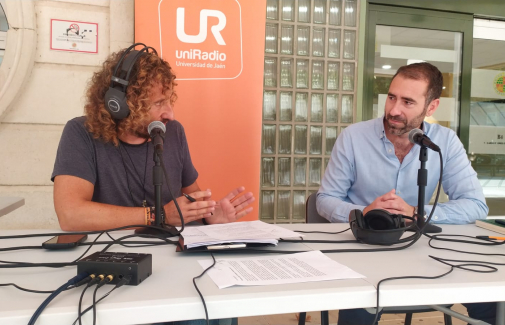 Julio Ángel Olivares, entrevistando al vicerrector de Internacionalización José Ignacio Jiménez.