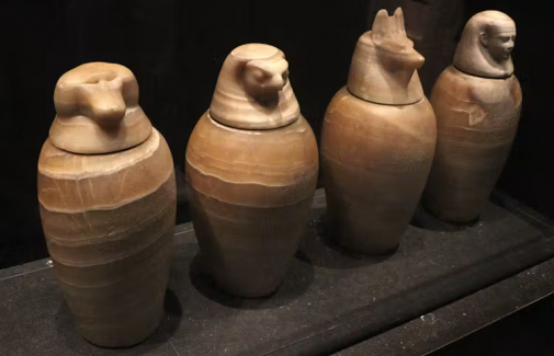 Vasos canopos que forman parte de la colección del Louvre Abu Dhabi. Francesco Bini/Wikimedia Commons, CC BY-SA.