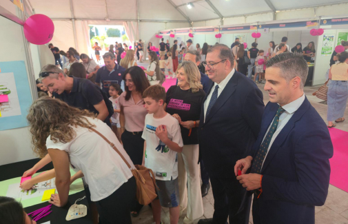 Visita a los stand de la Feria de la Ciencia por parte de representantes institucionales, en Jaén.