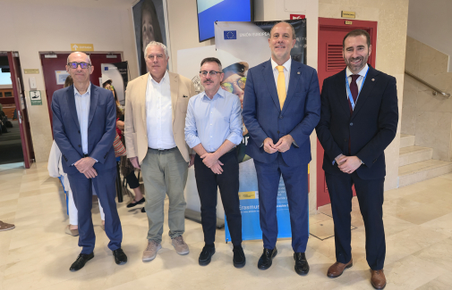 El Rector de la UJA y el director del SEPI, en el centro, junto a otros representantes institucionales.