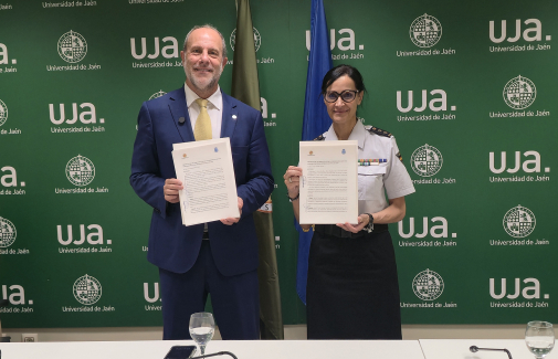 Nicolás Ruiz y Layla Dris, tras la firma del convenio.