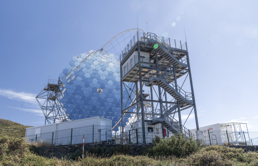 Telescopio LST-1, con la torre de acceso diseñada por la UJA en primera plano. (Antonio Marante).